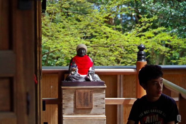 alon with statue chikurin