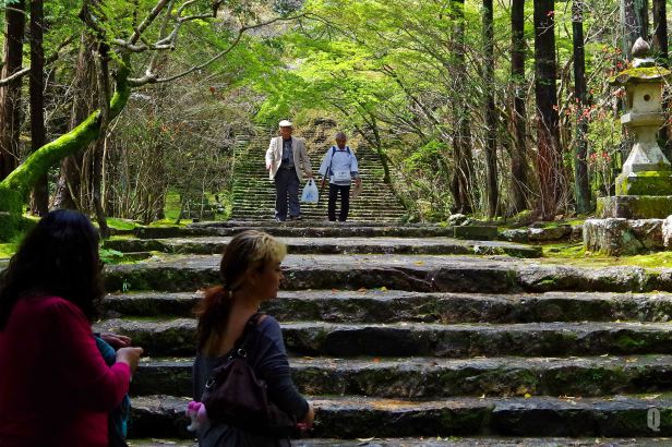 me mika and pilgrims on stairs chikurin